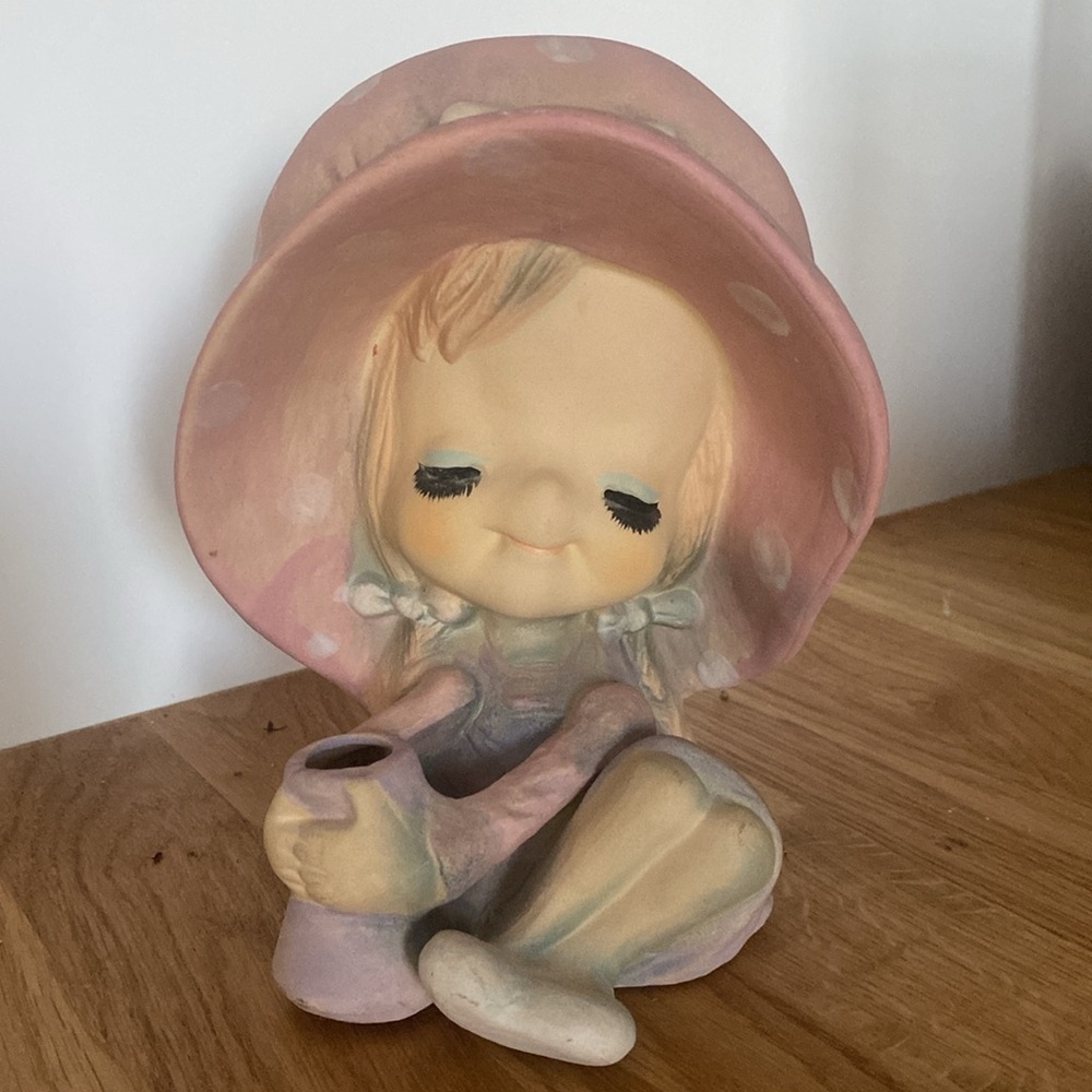 COLLECTORS VTG 1970’s Japanese Veto Figurine girl in large hat with flowers